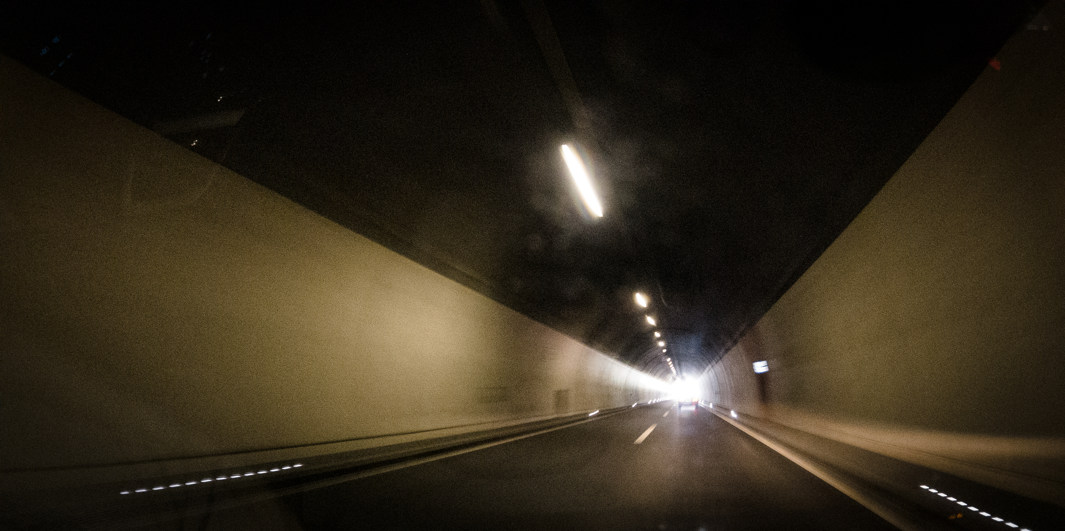 Un incendie a causé la fermeture de l'autoroute de contournement de Martigny ainsi que du tunnel de Mont-Chemin